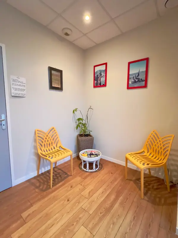 Salle d'attente confortable du cabinet